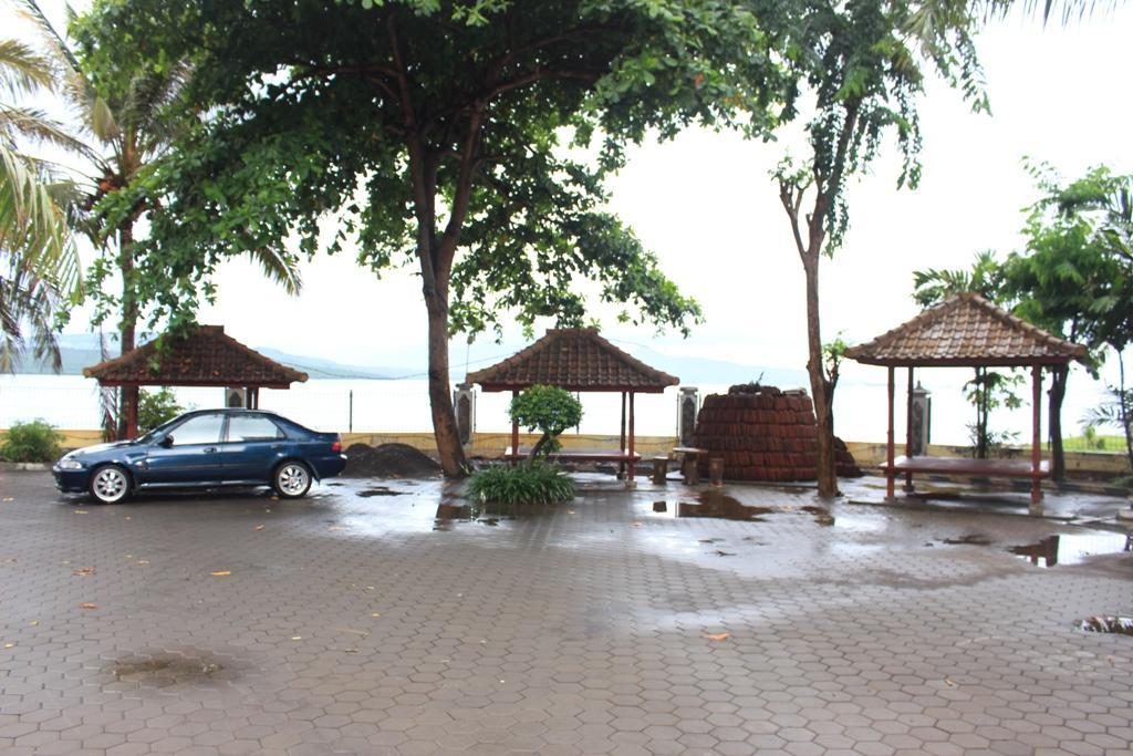 Отель Baru Dua Beach Баньюванги Экстерьер фото